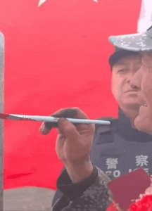 ​看哭了！大雪纷飞中，他深情亲吻界碑