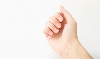 ​大拇指指甲上有白色竖纹是怎么回事