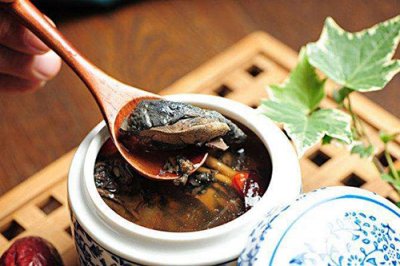 ​黑蒜的功效和作用 温中健脾、养血补虚 推荐黑蒜胡萝卜煲乌鸡