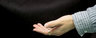 ​食指戴戒指什么意思