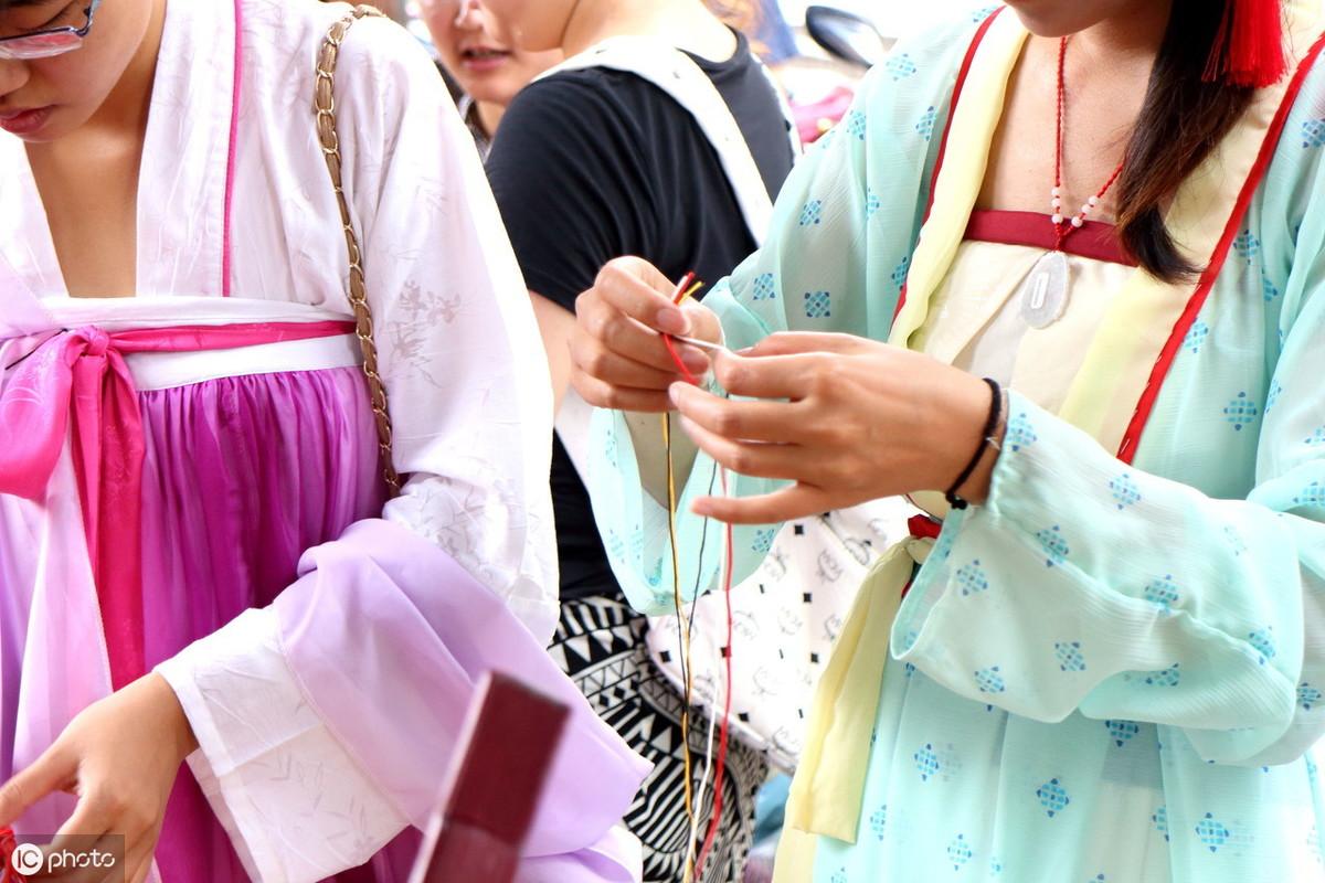 端午节五彩绳青色是什么颜色(端午节五彩绳的来历和寓意)