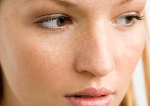 最简单又 省钱的祛斑方法，教你健康恢复白富美