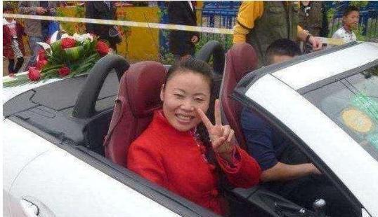 草帽姐近照曝光：年收入1800万，豪车200万车牌号全是8！