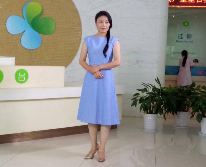 草帽姐近照曝光：年收入1800万，豪车200万车牌号全是8！