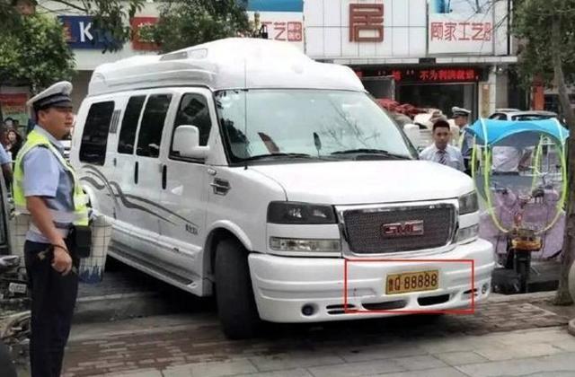 草帽姐近照曝光：年收入1800万，豪车200万车牌号全是8！