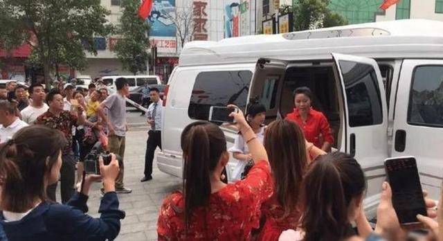 草帽姐近照曝光：年收入1800万，豪车200万车牌号全是8！