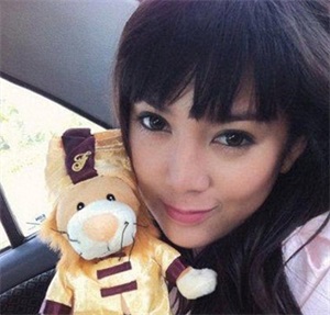 一组茜拉戴头巾与不戴头巾的照片,不戴头巾的她更美