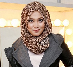 一组茜拉戴头巾与不戴头巾的照片,不戴头巾的她更美