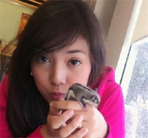 一组茜拉戴头巾与不戴头巾的照片,不戴头巾的她更美