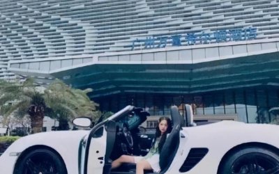 ​22岁少女“董事长”,身价高达78亿,网友：逆袭人生全靠编