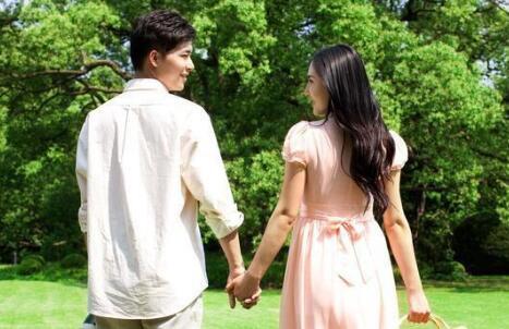 两人对视一方眼神避开1