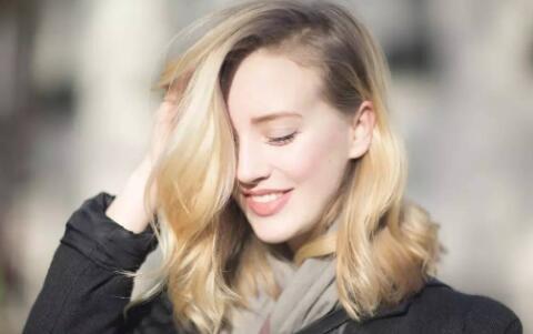 两人对视一方眼神避开2