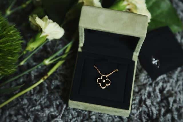 梵克雅宝四叶草哪个颜色最值得买（梵克雅宝是哪个国家的牌子）