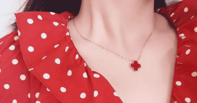 梵克雅宝四叶草哪个颜色最值得买（梵克雅宝是哪个国家的牌子）