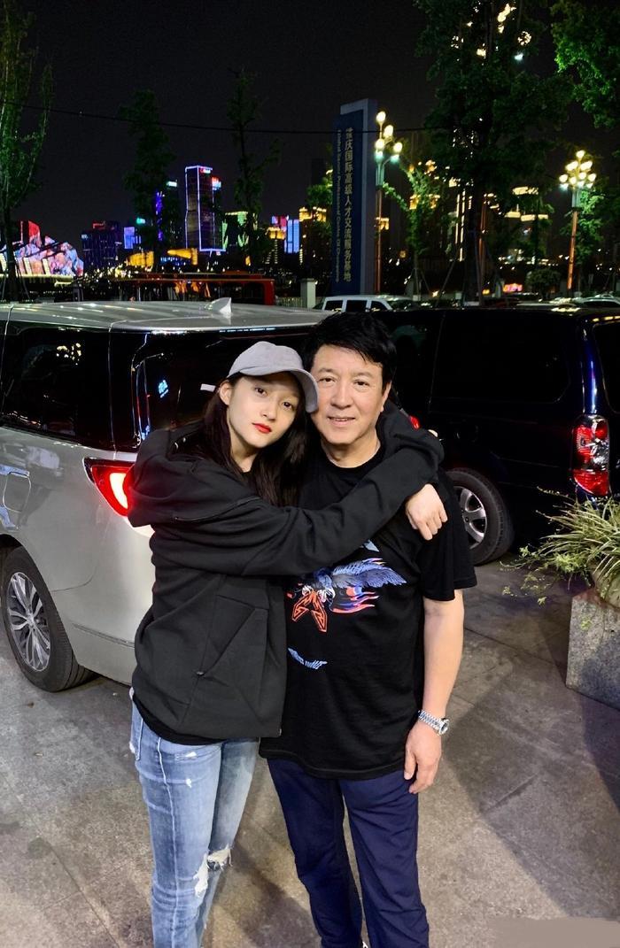 关少曾晒与女儿关晓彤合影，网友直呼全家都是大长腿