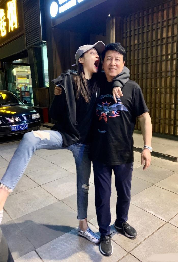 关少曾晒与女儿关晓彤合影，网友直呼全家都是大长腿