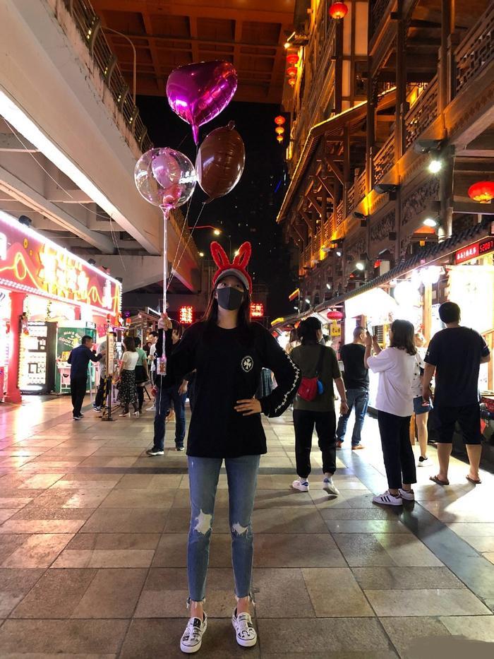 关少曾晒与女儿关晓彤合影，网友直呼全家都是大长腿