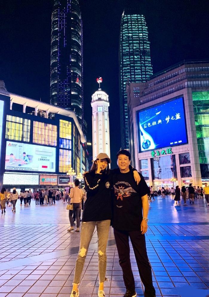 关少曾晒与女儿关晓彤合影，网友直呼全家都是大长腿