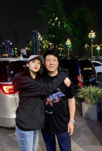 ​关少曾晒与女儿关晓彤合影，网友直呼全家都是大长腿