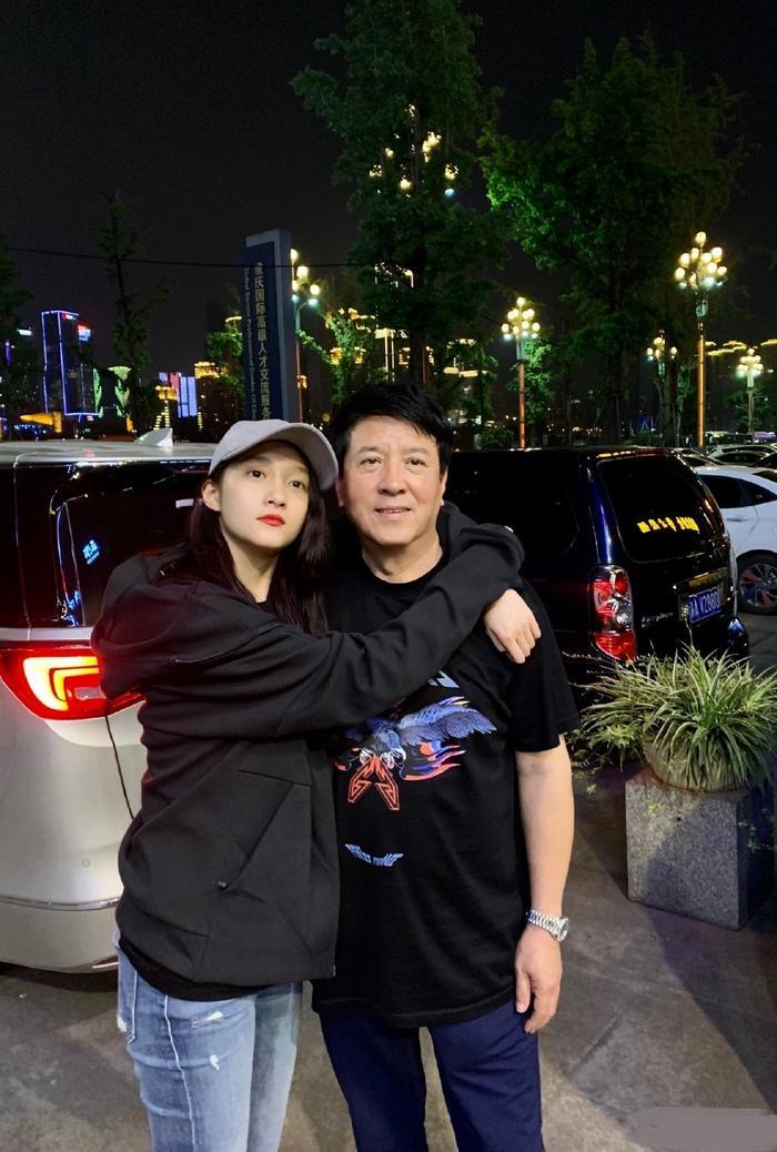 关少曾晒与女儿关晓彤合影，网友直呼全家都是大长腿