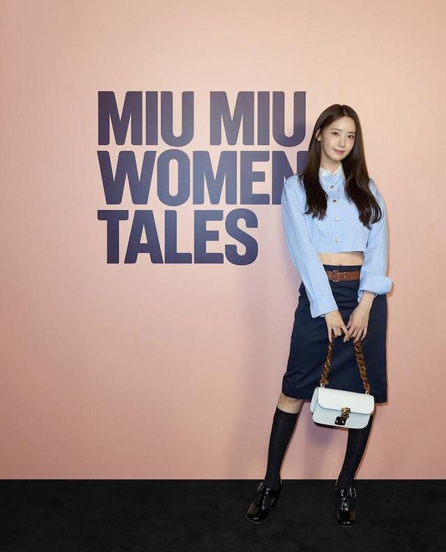 允儿的服装出街（允儿登时尚杂志封面）(5)