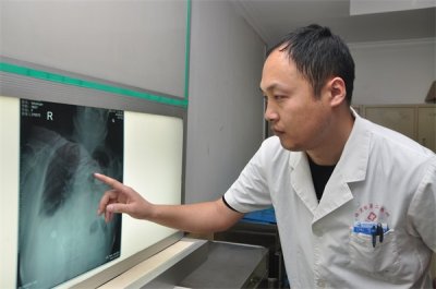 ​3岁男童火车站陷入昏迷，保定80后医生跪地施救