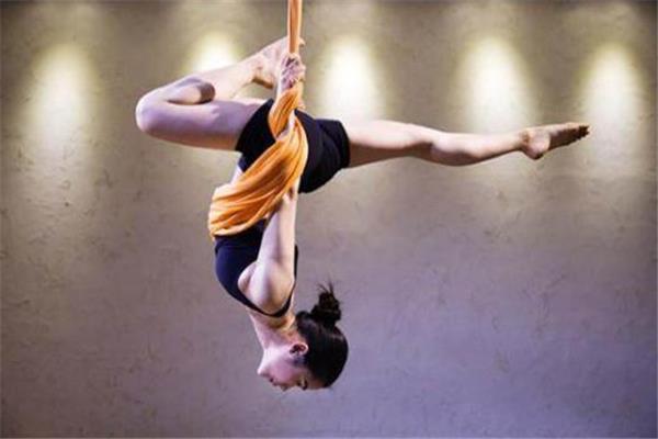 空中瑜伽会掉下来吗 不要自己瞎练