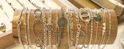 ​手上戴的银镯子变黑为什么