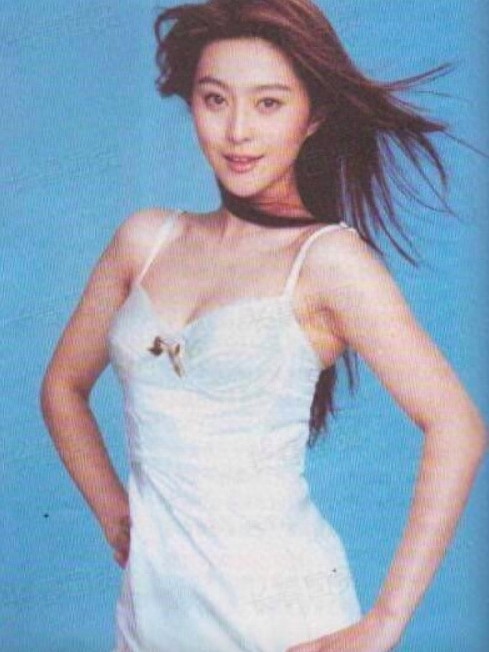范冰冰刚成名时青涩旧照！长相清纯颜值在线