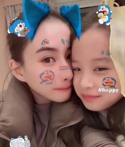 ​何超莲与侄女玩自拍引发关注