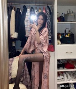 ​不怕奔驰和路虎就怕丝袜带字母！字母丝袜配紧裙好有“女人味”