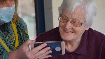 ​39岁保姆守护72岁老头，耐心无限摸爷的背后故事