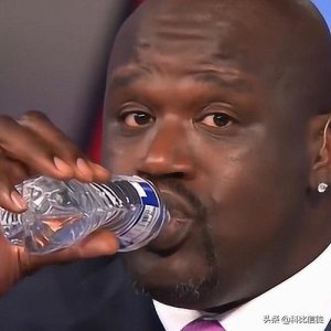 ​看看奥尼尔喝矿泉水，就像是喝口服液一样