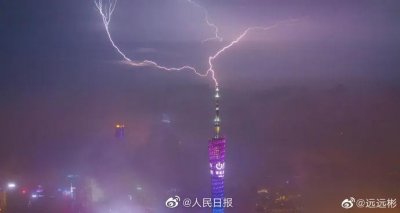 ​网友拍到的雷击广州塔全过程